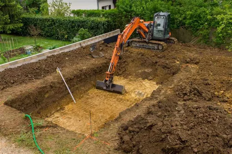 Niveler un terrain avant la construction d'une piscine, La Seyne-sur-Mer, BC Créations